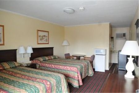 Pioneer Inn Arkadelphia Room photo